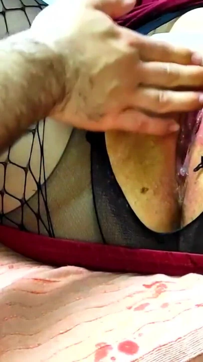 "Sorprendí a un amigo con un gran tapón dentro de mí y se que quejó y fisó mi coño hambriento y ninfa rosa"
