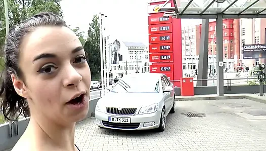 Nettes brünettes teen hart in ihre kleine muschi geknallt