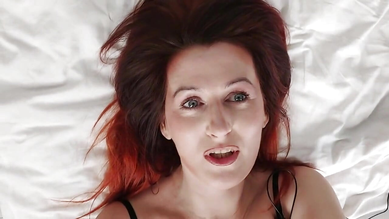 Vagina krim mengalir dari vibrator, nyonya terangsang berbulu mendorong vibrator ke dalam vaginanya