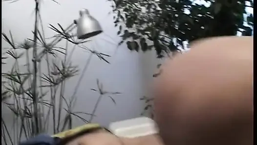 Sıska Asyalı fahişe grup sekste çok kötü sikiliyor
