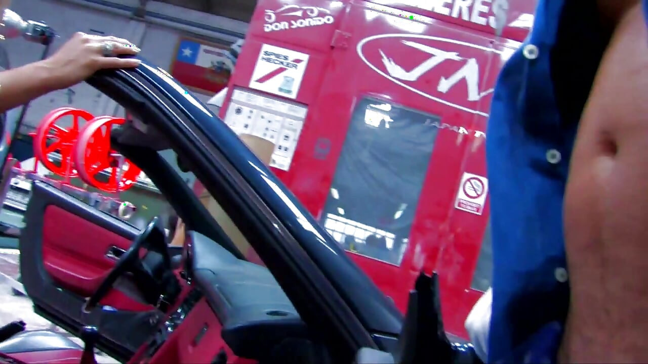 يتم ثمل اثنين من الفاسقات مثير في المرآب بواسطة الميكانيكيين الخام