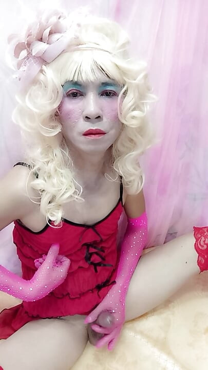 Transseksualna Le w seksownych erotycznych ubraniach szarpanie swojego kutasa pierścionkiem