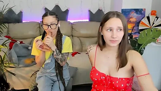 2 huren hatten ein vorstellungsgespräch über einen videoanruf und begannen sich auszuziehen, um es zu bestehen