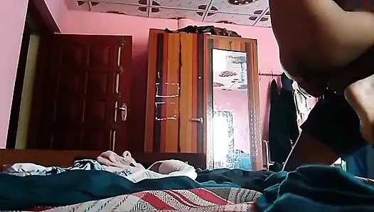 Asyalı genç kız üvey erkek kardeşiyle sikişiyor