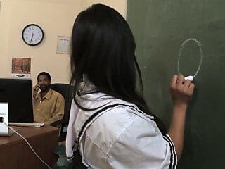 Японская молодая милфа трахает своего учителя