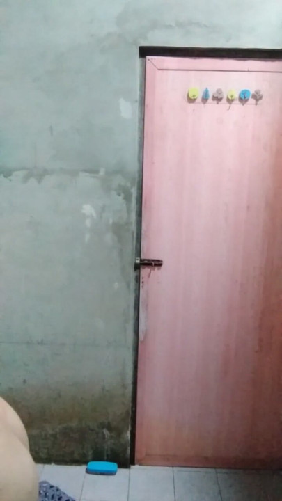 Azjatka bierze prysznic późną nocą, ale robi się od tego jeszcze bardziej napalona | Klip 1