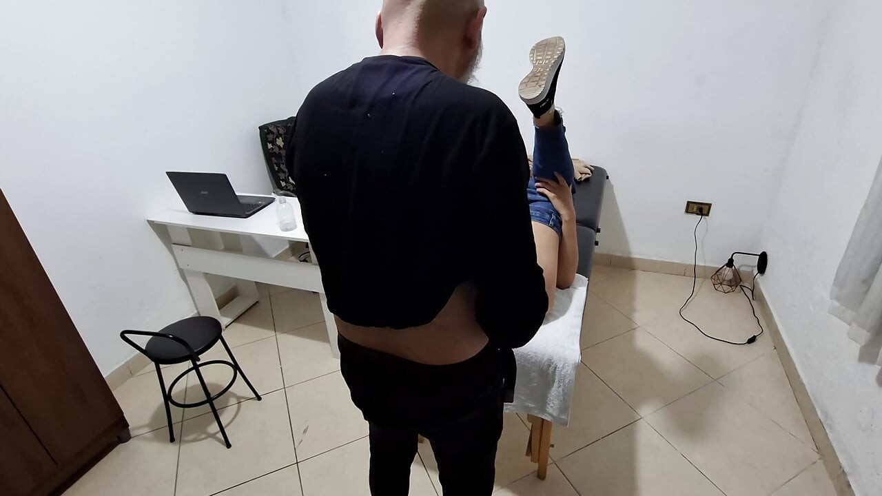 Doktor hastanın götünü sikti ve dölünü damlattı.