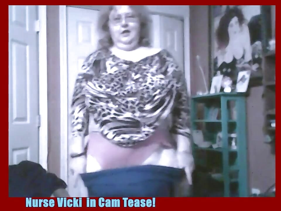 Vicki si suster nakal ini pamer toketku di depan kamera vicki di kamar tidurnya!