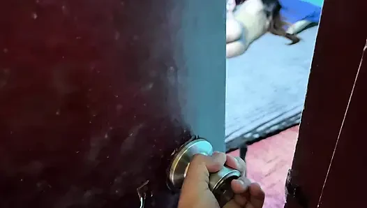 Ateşli Filipinli eski erkek arkadaşını rahatsız ediyor