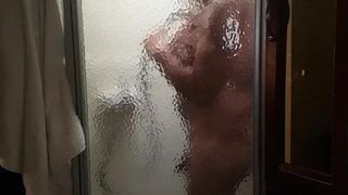 Táta s velkým čůrákem se sprchuje