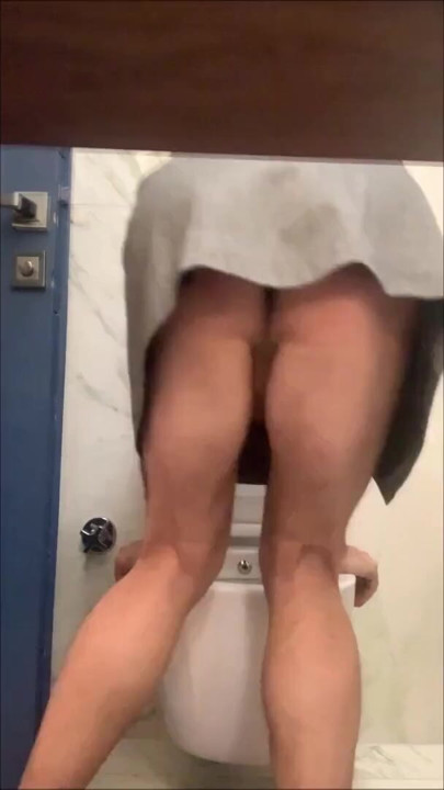 在同性恋酒吧洗手间露出，小鸡巴亚洲人妖 | 短片 1