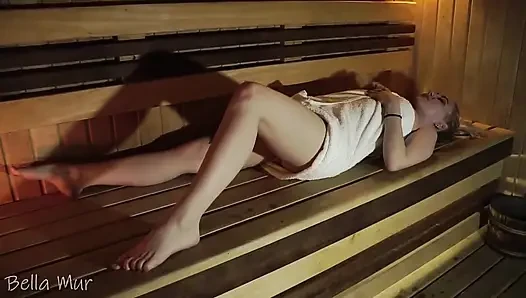 Cewek itu pengen santai di ruangan sauna tapi dientot sama kontol besar di kantor