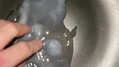 Éjaculation énorme sur une assiette avec jeu de sperme