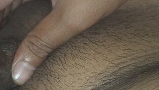 Indyjski chłopak szarpie się i uprawia seks sam w domu