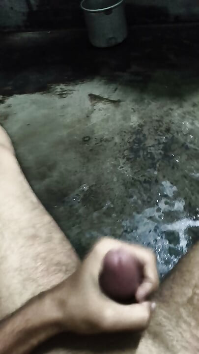 Desi a masturbar-se com força a gozar com o meu esperma