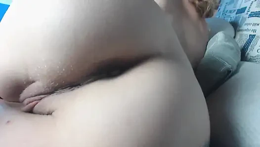 Büyük götüm azdırıyor ve parmaklıyor