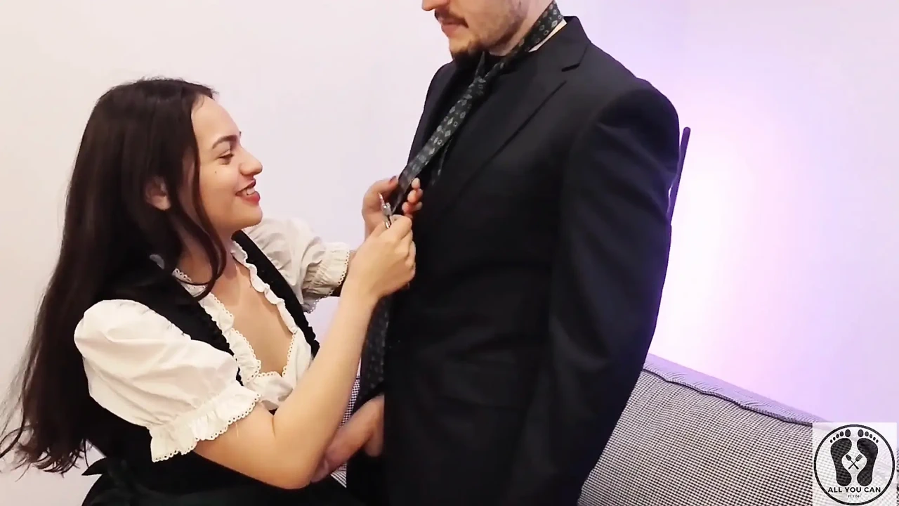 Ana Spears在Drndl围裙上撸管她老板的鸡巴