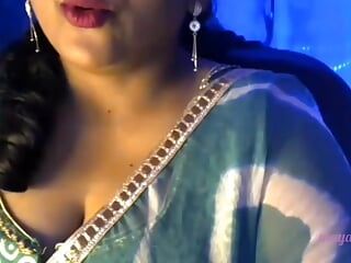 Chica india sensual caliente cumple su deseo sexual abriendo su ropa, acariciando sus tetas y secándose las tetas