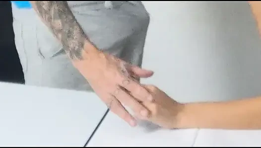 Sekreter teslimatçıya gösteriş veriyor!
