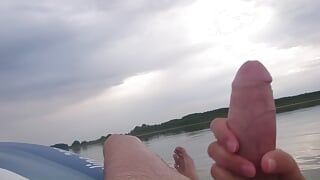 Mia moglie masturba il mio cazzo con un lieto fine in una barca gonfiabile sul lago