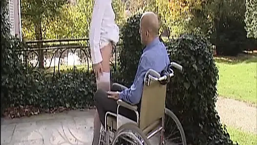 Blonde deutsche heiße mutter mit dickem hintern reitet dicken schwanz in der retro-szene