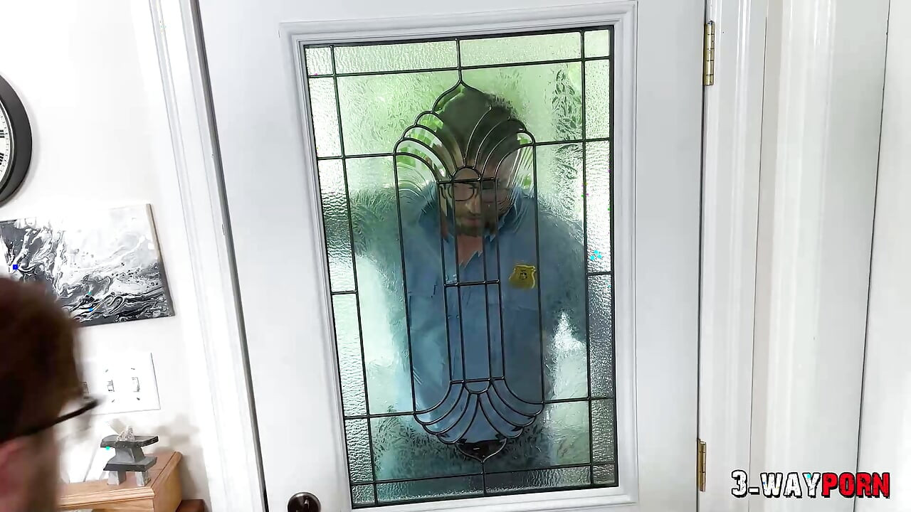 3-vägs porr - En milf med enorma tuttar får anal i en vild trekant