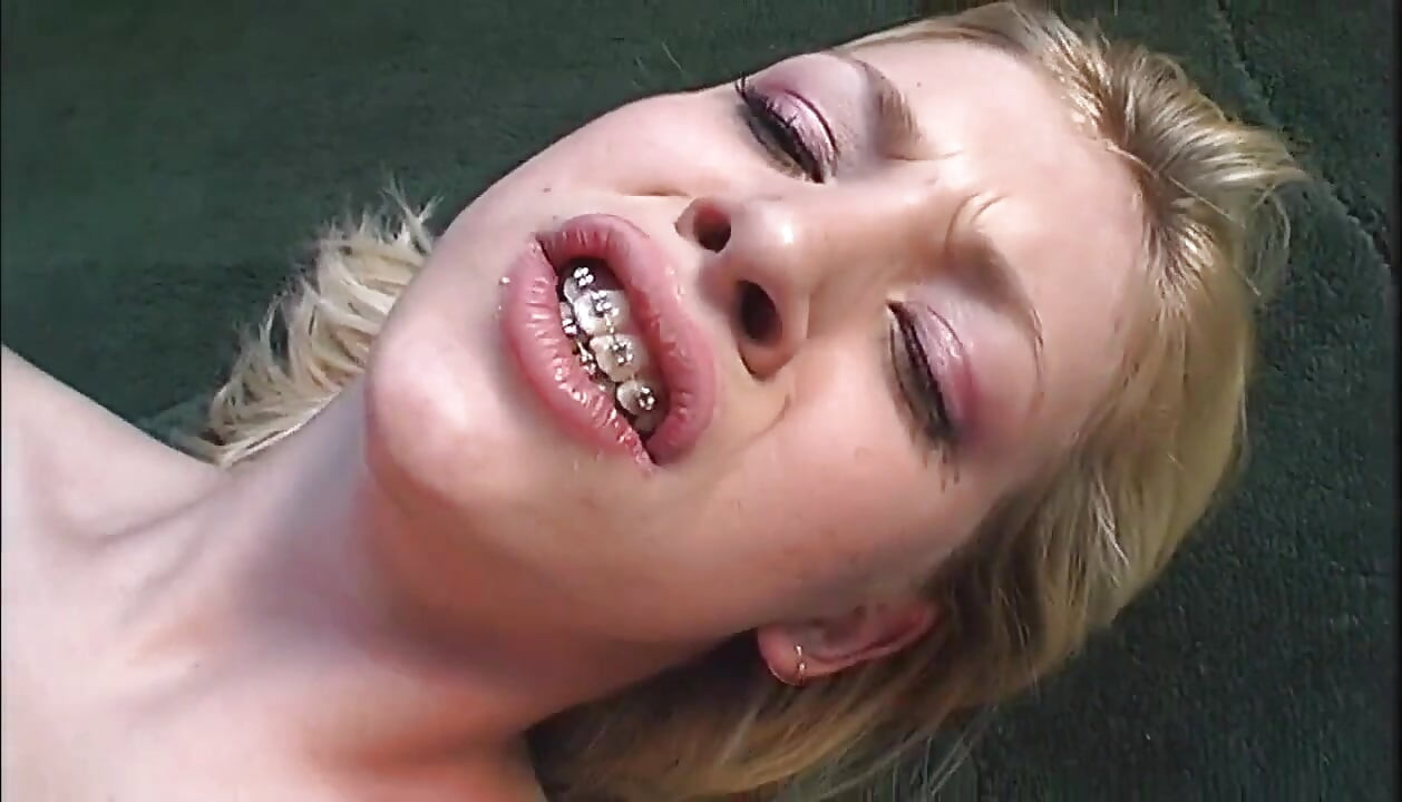 Rubia milf chupa polla y luego toma profundo duro