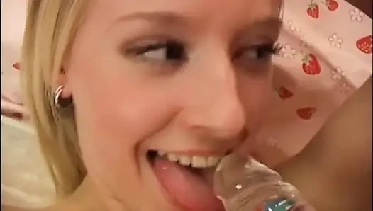 Dua gadis remaja sange dengan toket aduhai lagi asik masturbasi memek sempitnya pakai dildo