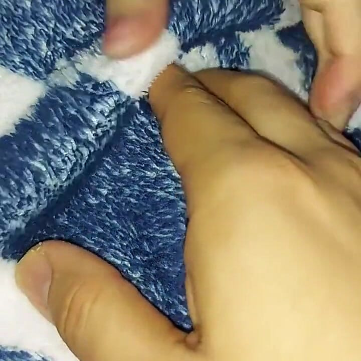 adik tiriku dientot habis-habisan sama selembar kain sprei