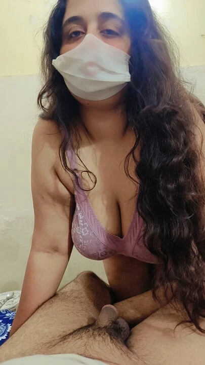 Model seksi Pakistan zara khan memamerkan semangkanya yang besar