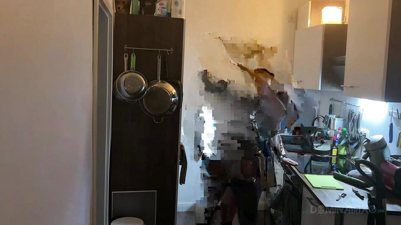 Frenesí de fisting en la cocina - putas maduras estiradas de par en par