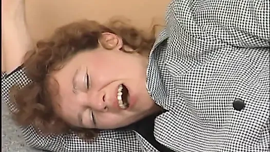Seksi orta yaşlı seksi kadın yerde sikilirken zevkle çığlık atıyor