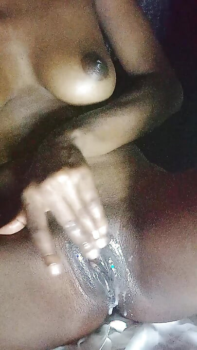 Estudante dedilhando sua buceta suculenta