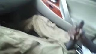 Огромный черный хуй дрочит в машине