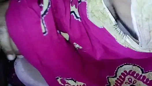 Dorf bhabhi pinkelt im badezimmer und wird von ehemann gefickt