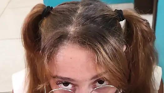 Üniversiteli kız yüzüne büyük bir boşalma alıyor - amatör bakış açısı sakso