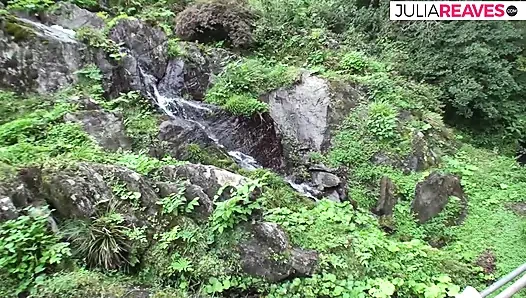 Geile mädchen werden während einer party in der wildnis gefickt