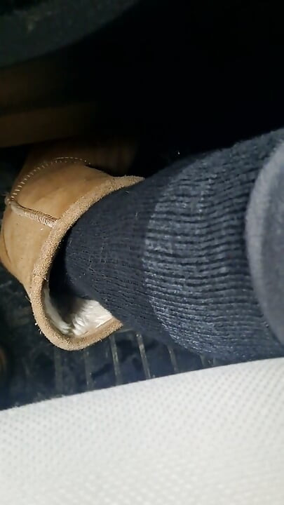 Lái xe khởi động Ugg