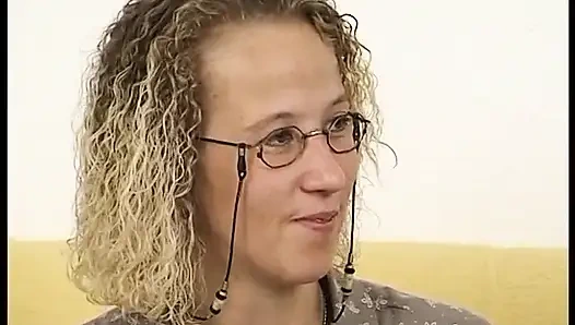 Spex-blondine mit kleinen titten, verführt muschi mit dildo