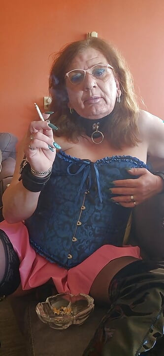 Njuter av en cigarett