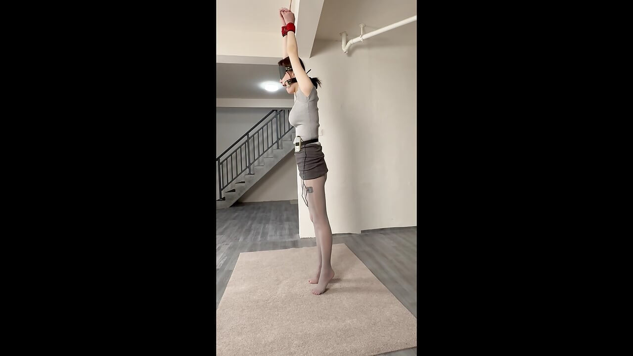 Ol, grosse serviette grise suspendue + choc électrique + flagellation