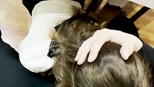 Meine sekretärin lutscht meinen schwanz für eine Gehaltserhöhung im büro