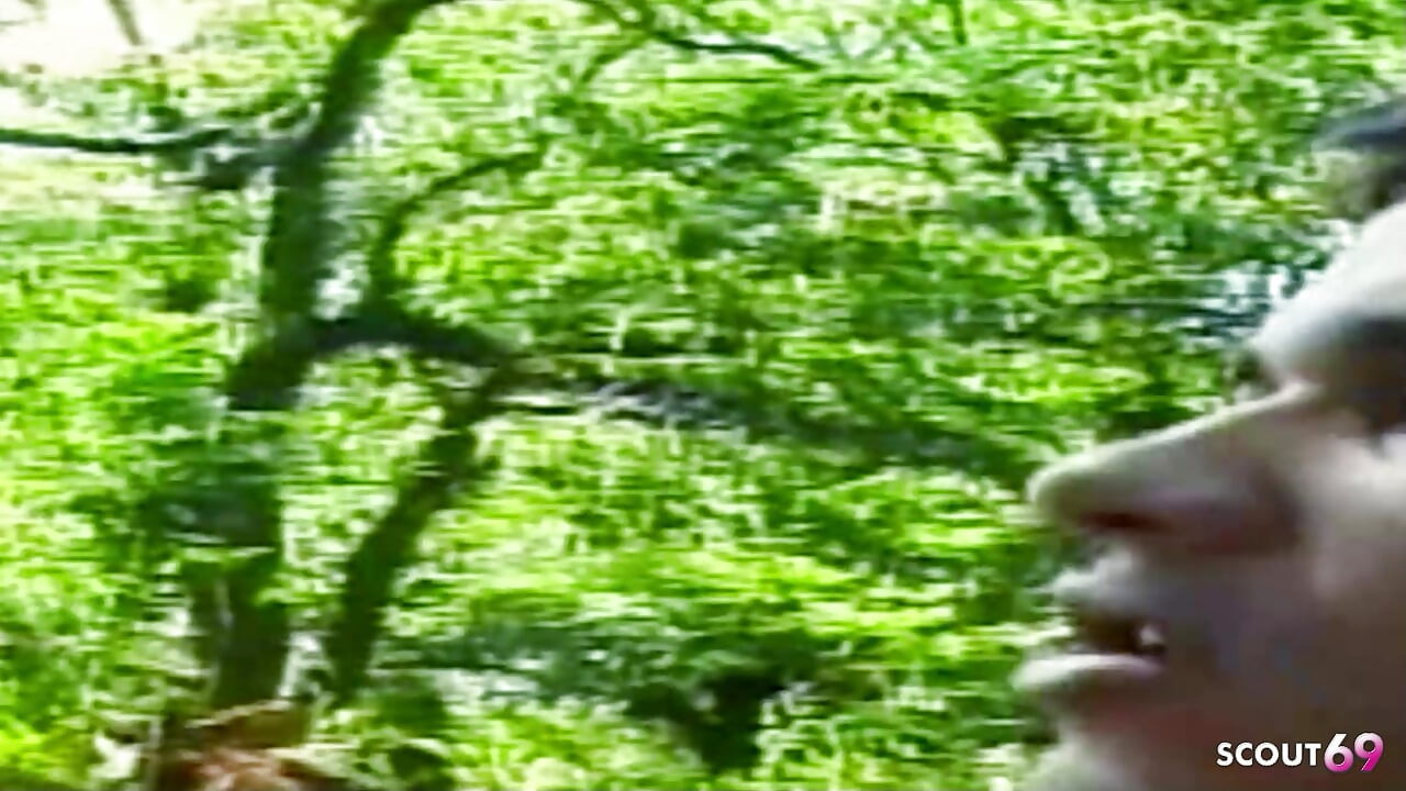 Blondynka Tranny zostaje potajemnie zerżnięta w lesie w swoim ciasnym dupku