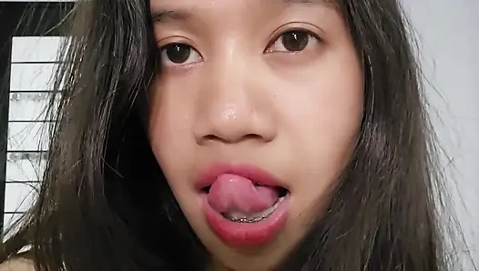 Pria mungil mesum dengan celana dalamku