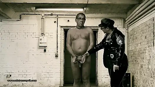 Dominatrix Nyonya April - sel 45, latihan halaman