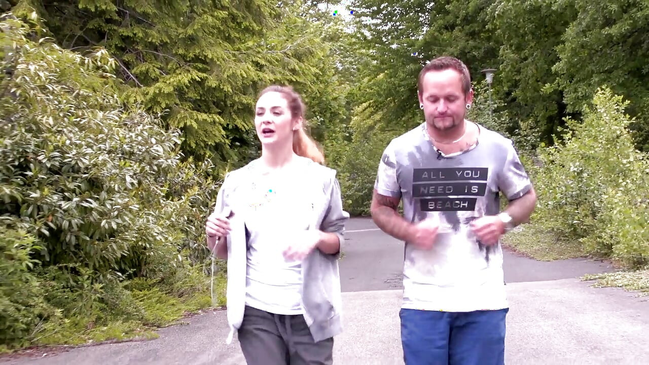 זוג סקסי נכנס לסקס בחוץ מיד אחרי שגרת היומיום שלהם, יוגה וריצה