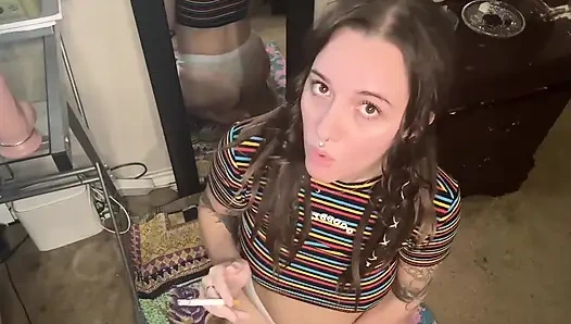 Azgın esmer sigara içiyor ve dildoya biniyor