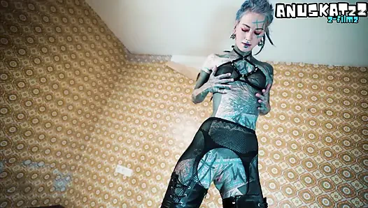 Sesi tinta & tindik logam seluruh tubuh - kulit hitam & tumit, sesi dudukin kursi brutal dengan dildo hitam yang mengerikan