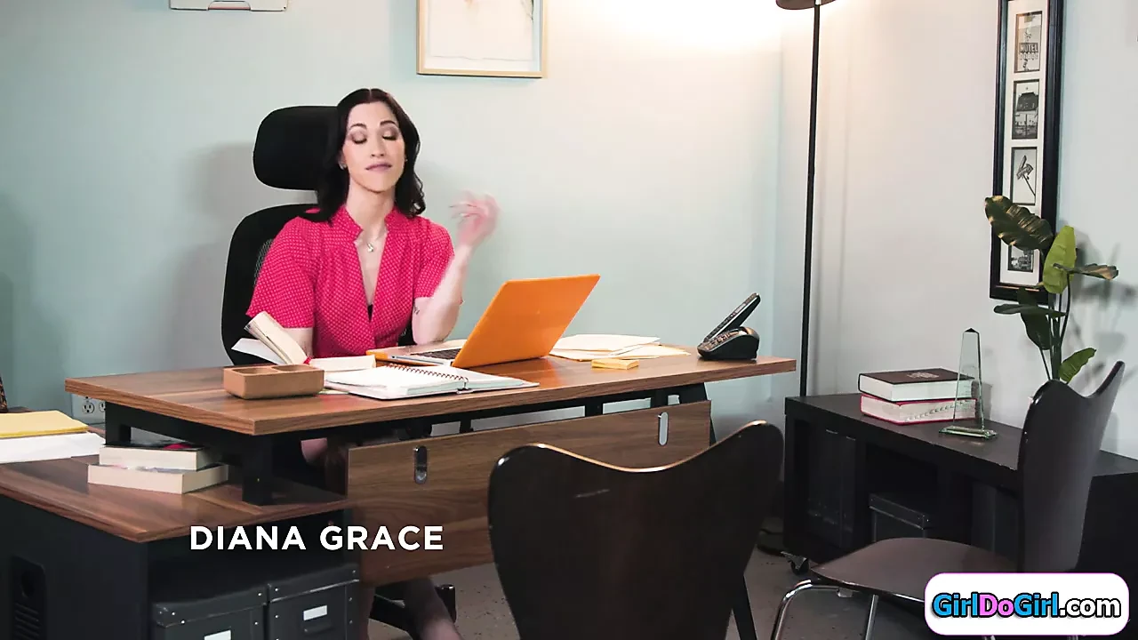 Writer kisses, licks and rims her small tits book reviewer