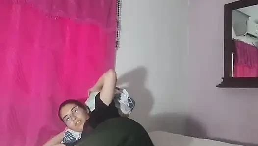Принимая худенькое увлажнённое душ